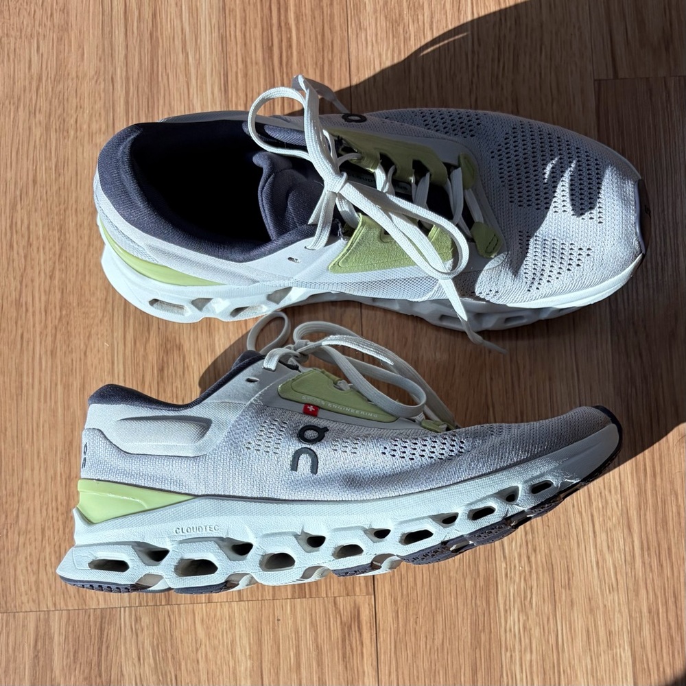 On Cloud Cloudstratus 3 Lightweight Running Shoes… - image 1